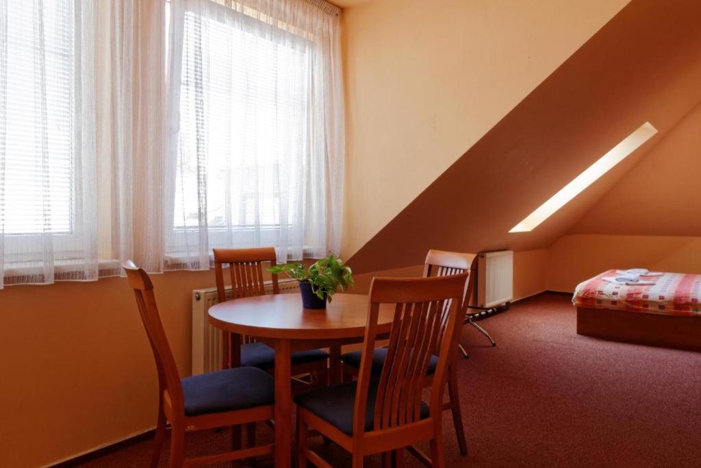 Restaurace A Penzion Garnet Olomouc Eksteriør bilde